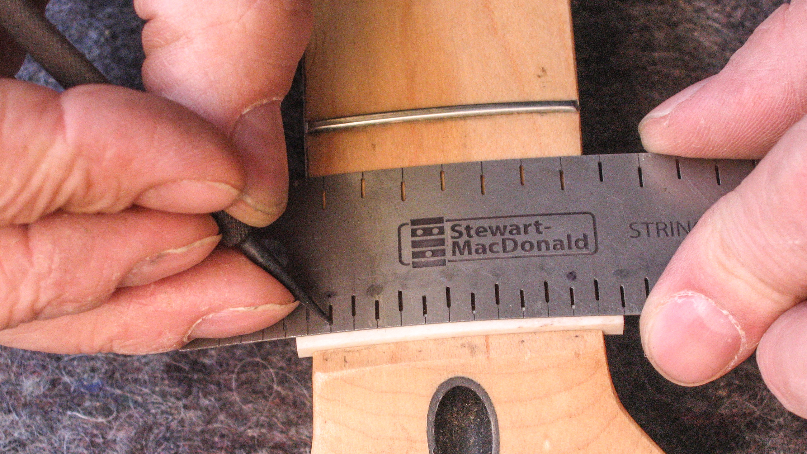 Cómo usar la regla de espaciado de cuerdas en guitarras y mandolinas