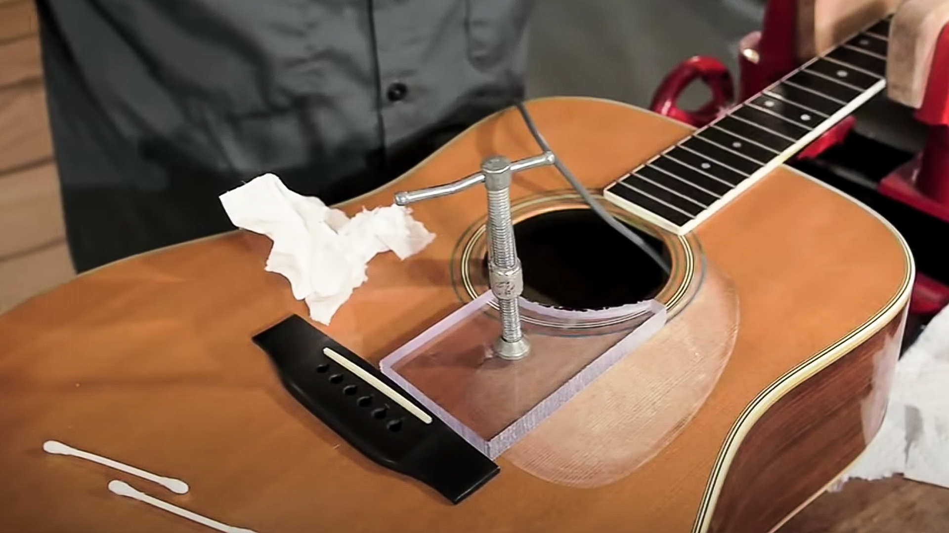 ¡Un pickguard que se encoge rompe la parte superior de la guitarra!