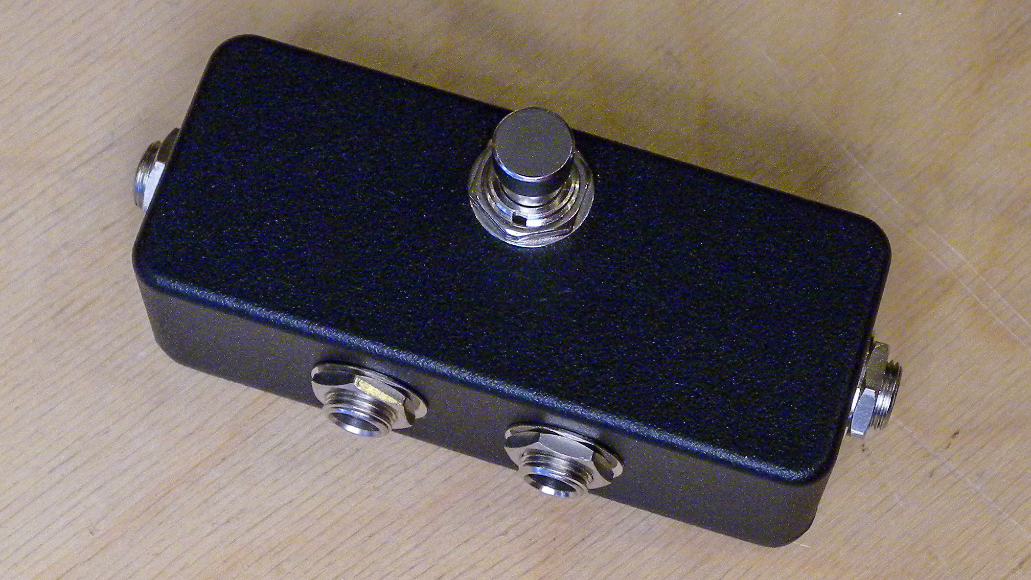 ¡Diseñe este pedal de bypass para apagar sus stompboxes! ¡Diseñe este pedal de bypass para apagar sus stompboxes!