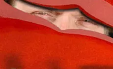 Erick mirando a través del orificio f