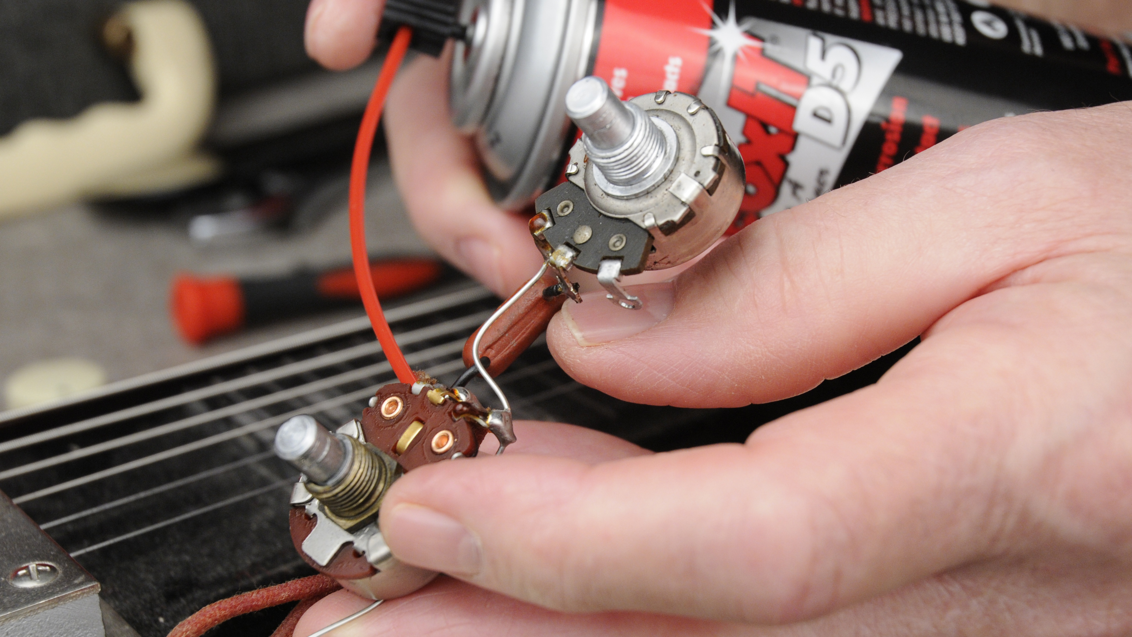 Fijación de potenciómetros de control sucio y rayado en un acero para regazo Supro Fijación de potenciómetros de control sucio y rayado en un acero para regazo Supro