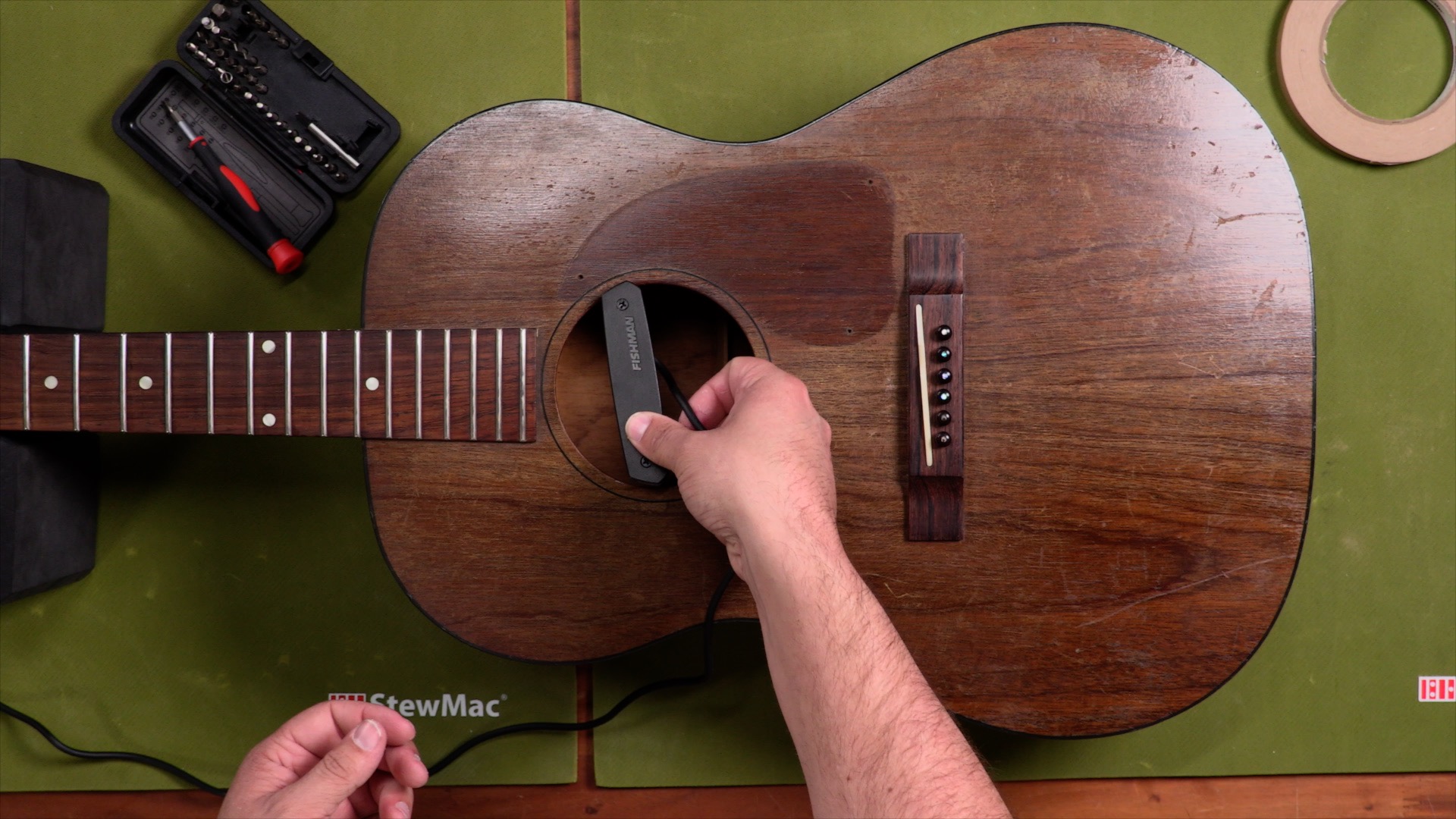 Cómo elegir e instalar las recogidas de guitarra acústica