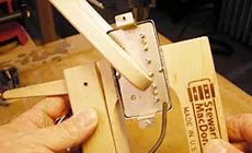 Foto: fijación de la cubierta del humbucker