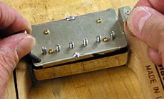 Foto: extracción de la cubierta del humbucker