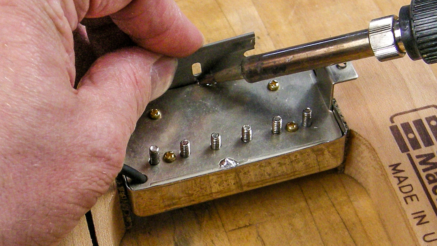 Cómo abrir un humbucker e invertir la polaridad Cómo abrir un humbucker e invertir la polaridad