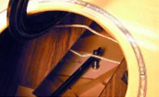 Primer plano de la abrazadera del orificio de sonido