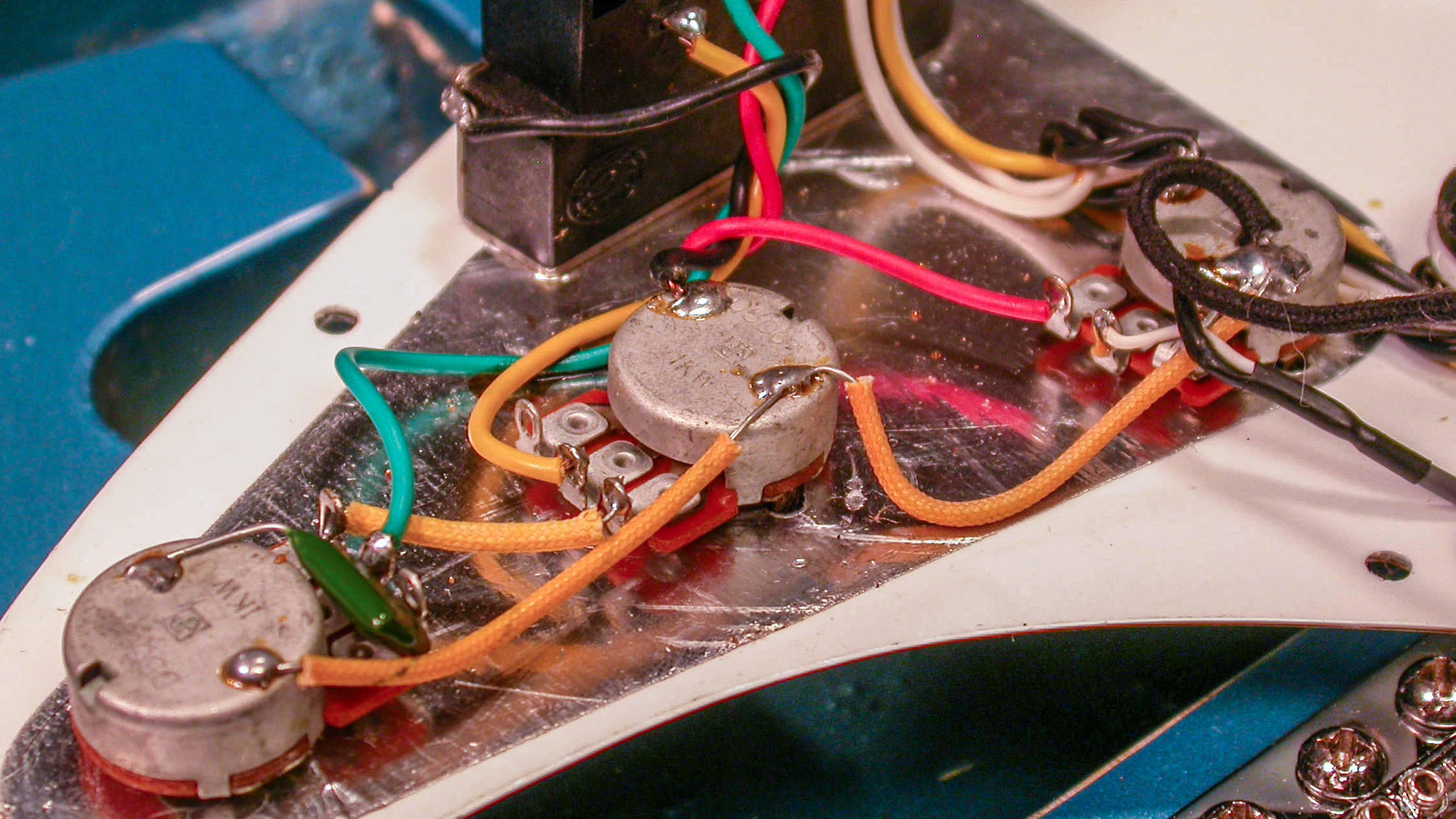 Nuevas camionetas y nuevo sonido, con Pickguards Golden Age Prewired