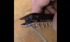 Meta los cables conductores