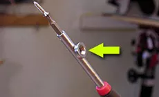 Imán de reparación de guitarra en un destornillador