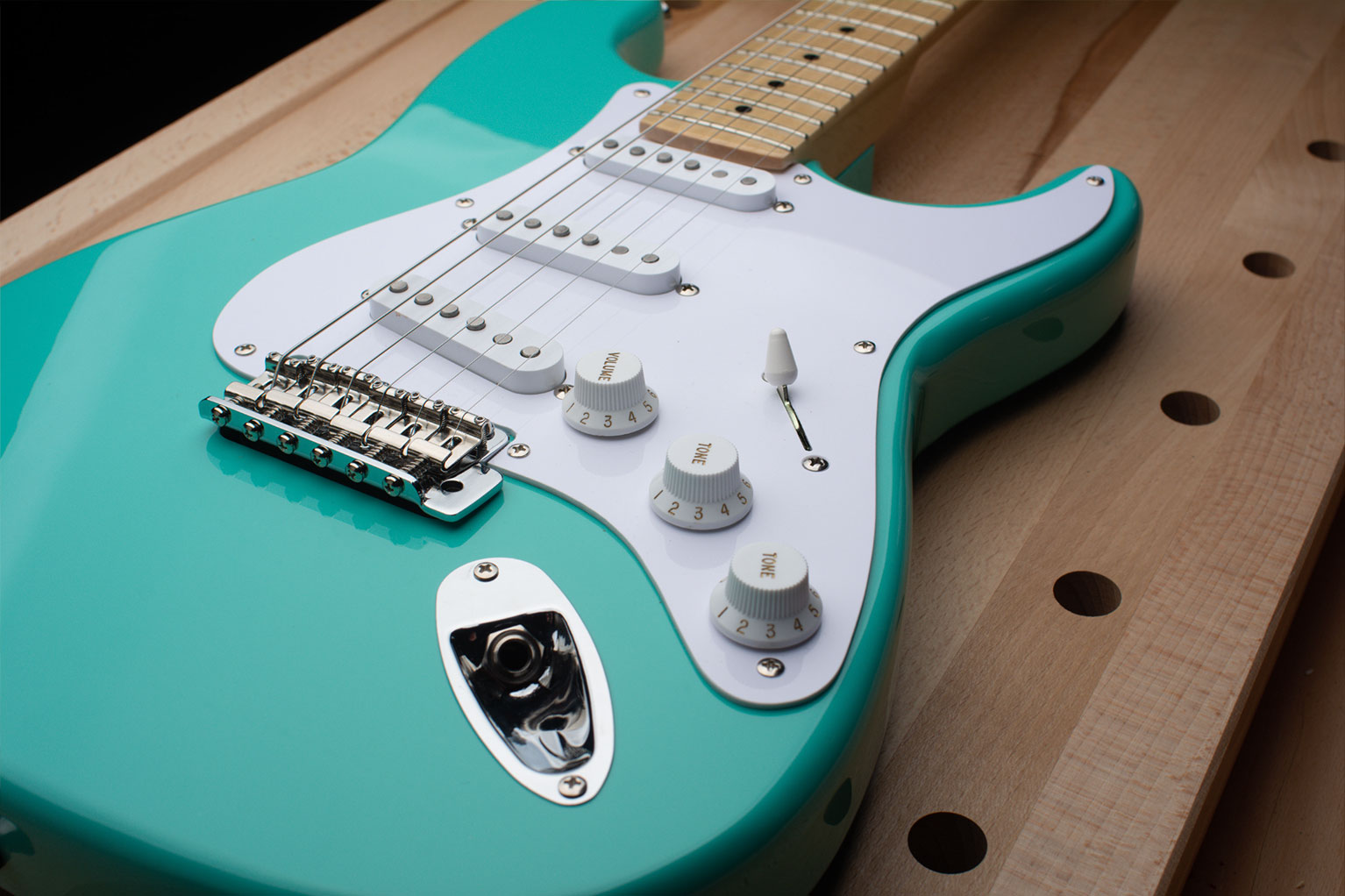kit de guitarra estilo S con acabado verde marino y golpeador blanco