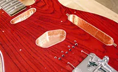 apantallado de lámina de cobre en la guitarra