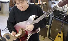 Erick con la calle de Carlos Santana