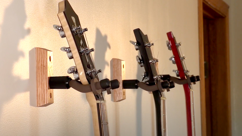 Cómo colgar una guitarra en la pared