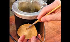 Caliente cola en escamas