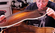 Dan quitando la parte trasera de la guitarra