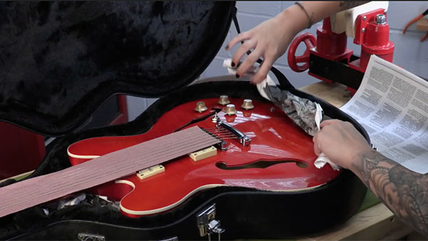 Empaquetar una guitarra en un caso para envío