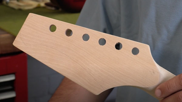Cómo dar forma a una pala de guitarra personalizada