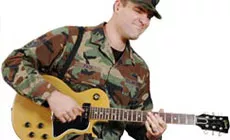 Denny Pack tocando la guitarra