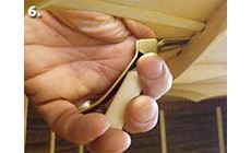 Aplicar pegamento Titebond con el Cuña de Encolado para Costillas