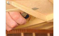 Trabajo debajo del costilla, limpieza de las superficies que se van a pegar