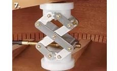 Presione la costilla para colocarla en su sitio y limpie el pegamento que se aprieta