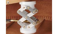 Presione la costilla para colocarla en su sitio y limpie el pegamento que se aprieta