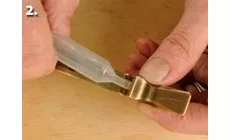 Enrosque el vástago de la pipeta recortada en la cuña