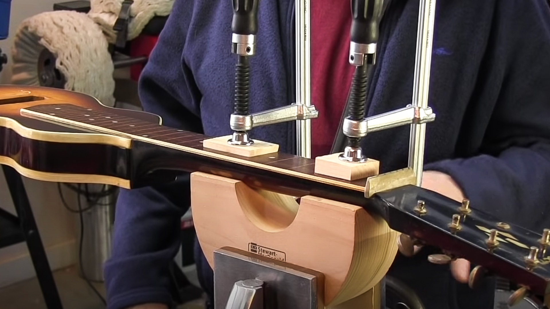 Fijación del mástil de una guitarra muy ajustada (sin daños)