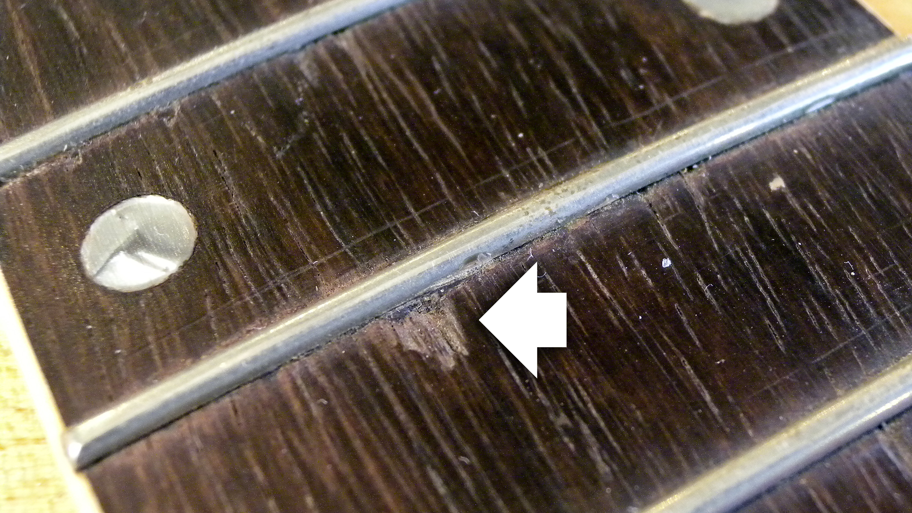 Limpieza después de un trabajo de trastes: fijación de virutas en el diapasón