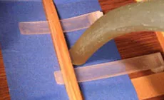 Limpieza con vacío debajo de los varetas