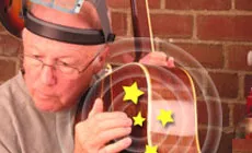 Dan golpeando la guitarra hacia atrás