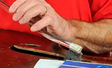 Foto: estirar la mano a través del orificio f