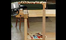  mástil pegado en torno de banco