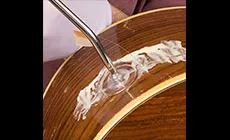 Bombee el pegamento en la grieta.