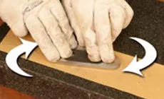 Aplane y alise los lados con un movimiento circular sobre una piedra afiladora (o papel de lija fino sobre una superficie lisa como se muestra aquí).