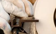 Moler ligeramente en el centro exacto alrededor del raspador.