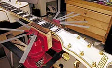 Repare la lima de cejuela de sujeción del imán s