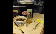 Recipiente de pegamento y herramientas