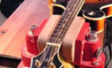 Mandolina en torno de banco de reparación