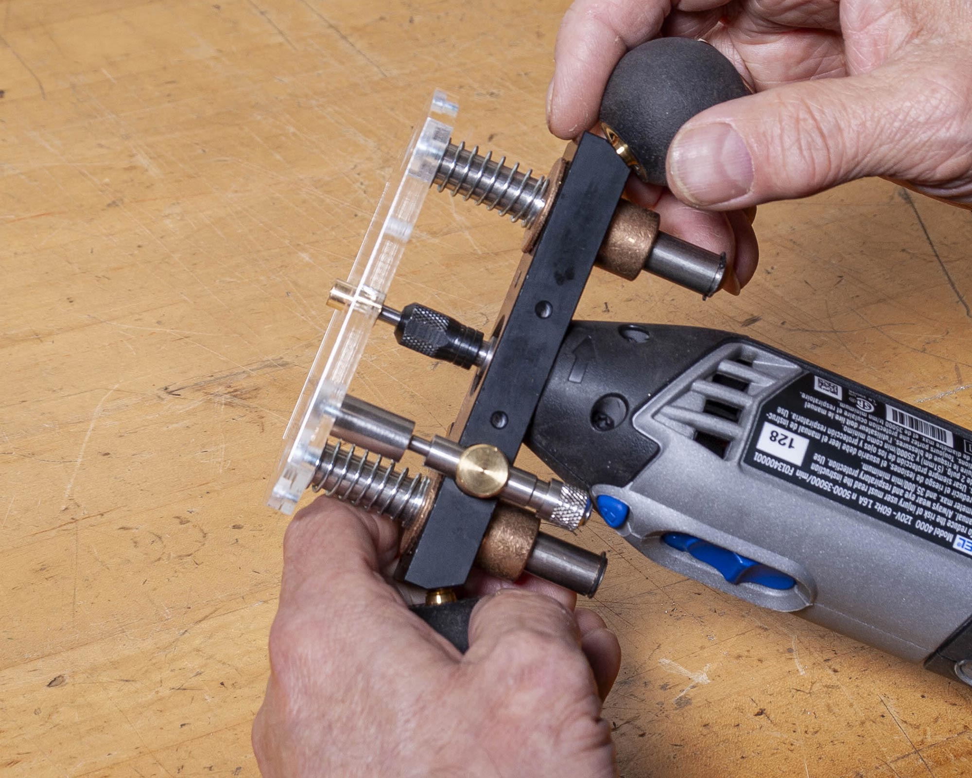 Alinee la herramienta con la base.