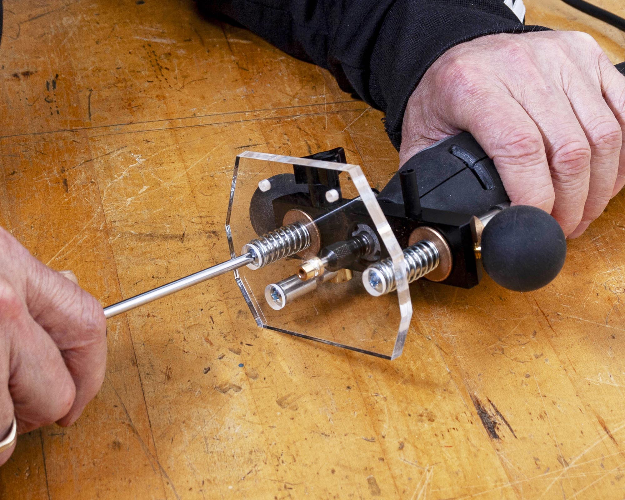 Apriete los tornillos inferiores de la placa de incrustación.