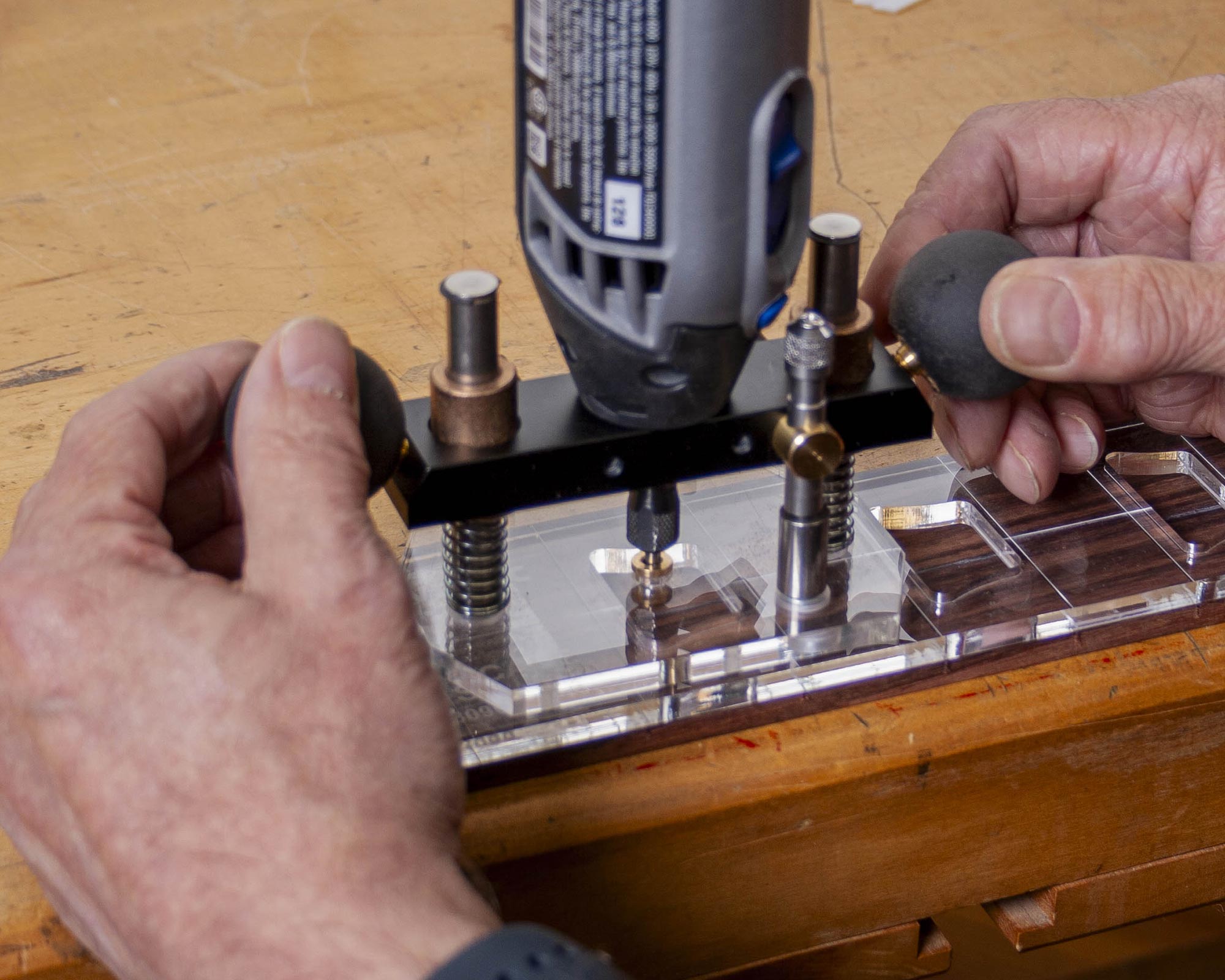 Ajuste el tope de profundidad de penetración.