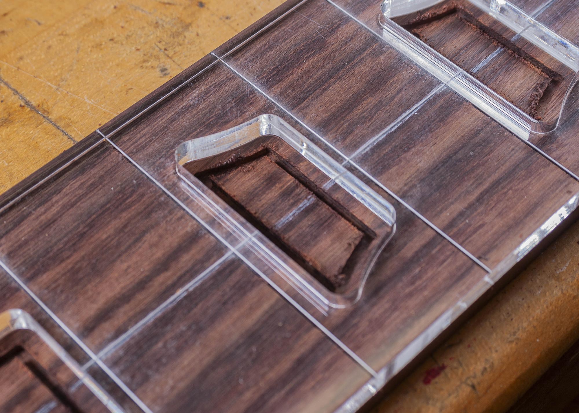 Realice una cavidad perimetral en el talón del mástil.