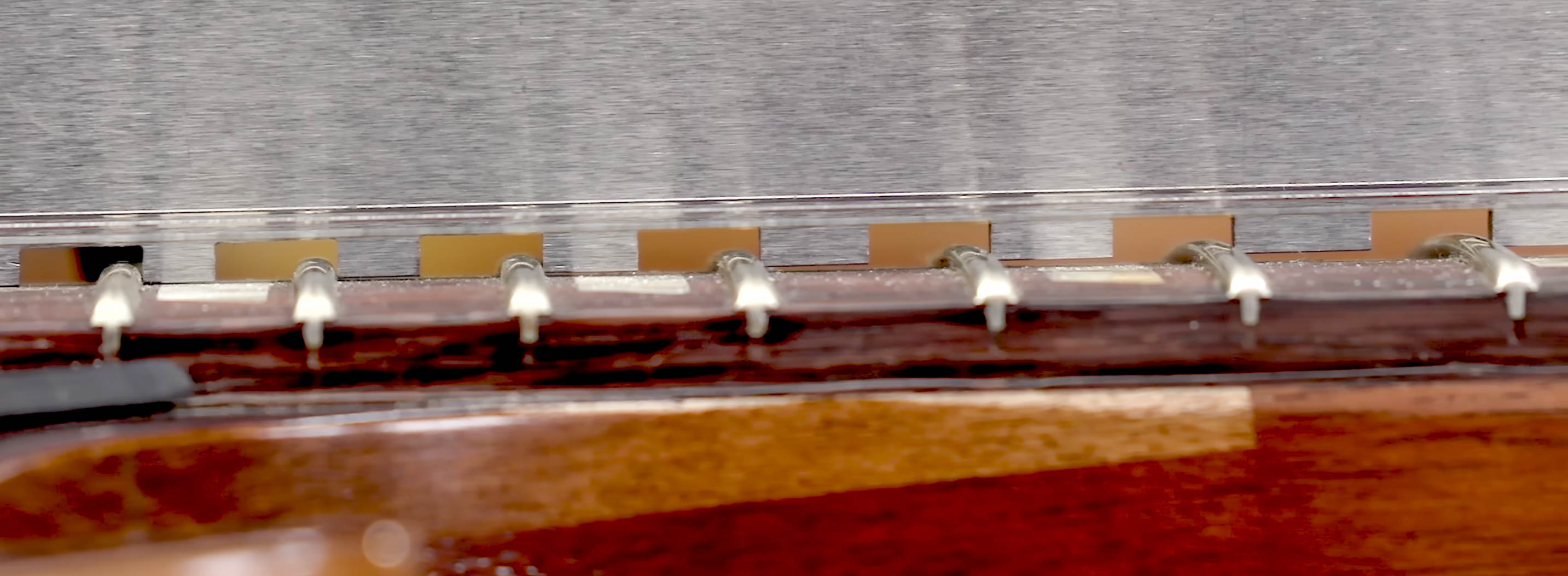 La regla con muescas de precisión muestra el arco superior