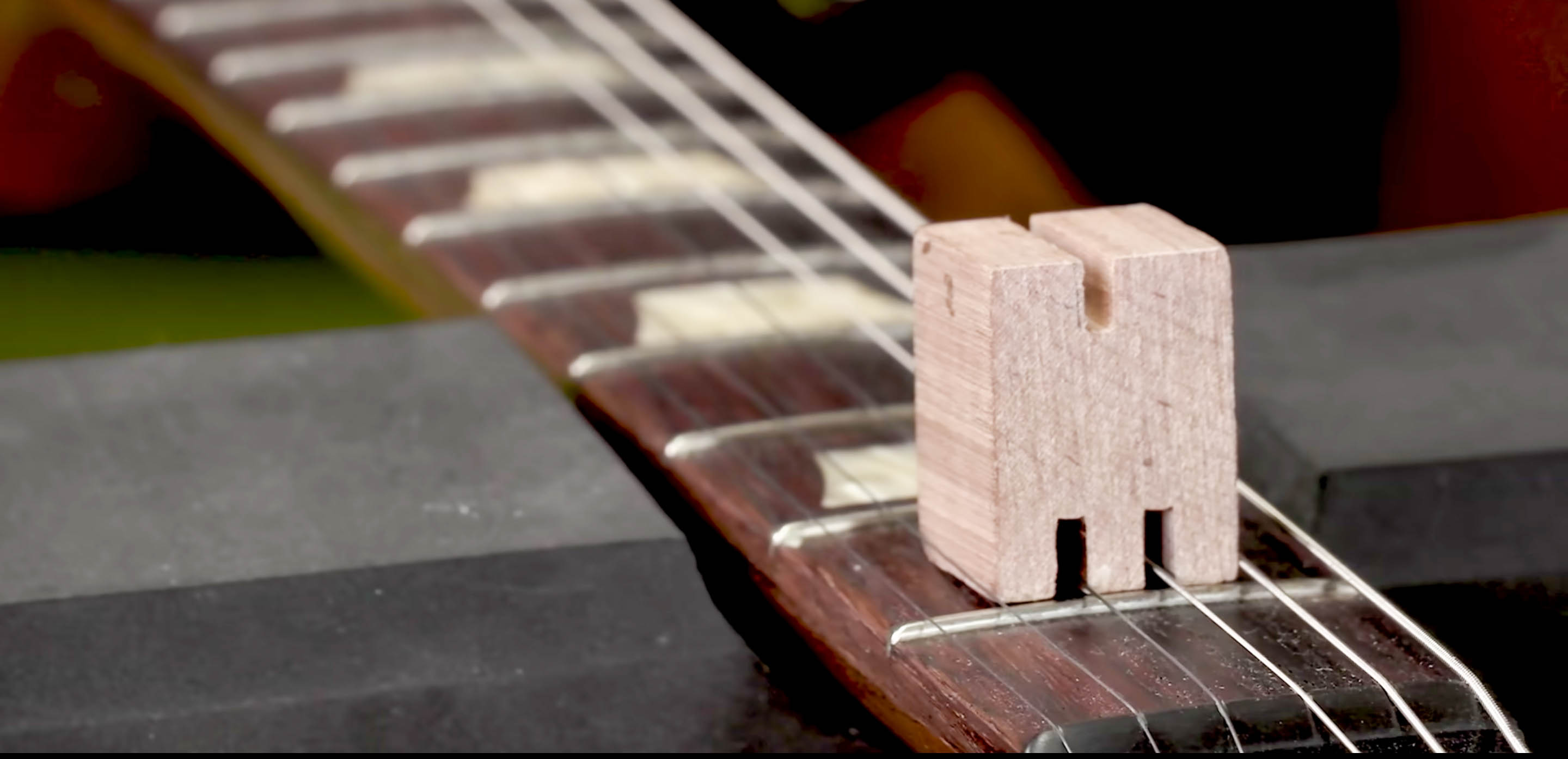 Bloques de madera con muescas en el diapasón