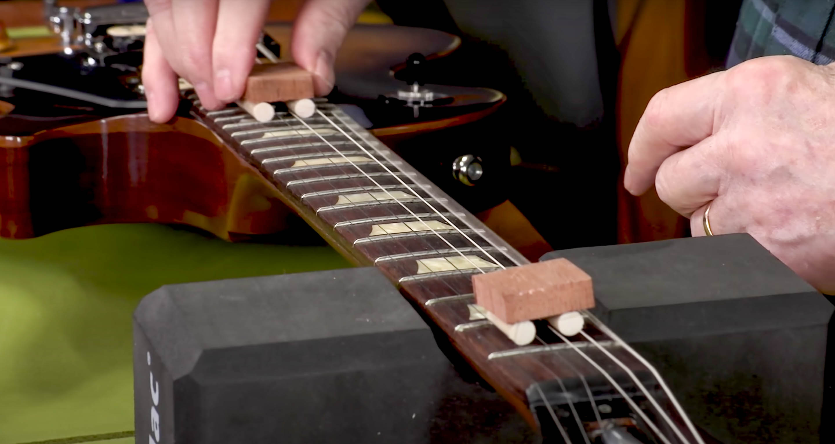 Carpinteros nivelados en bloques de madera en el diapasón