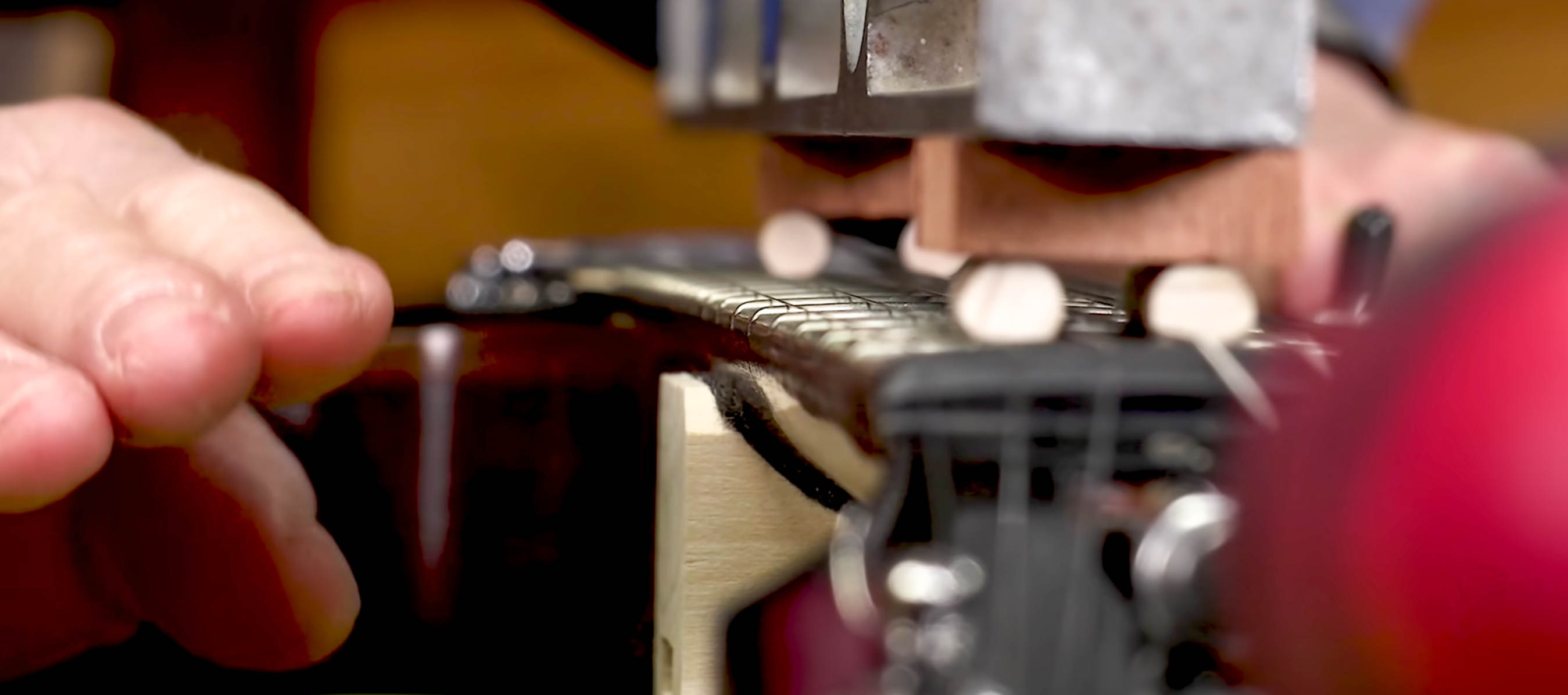 Guitarra con mástil en el arco trasero