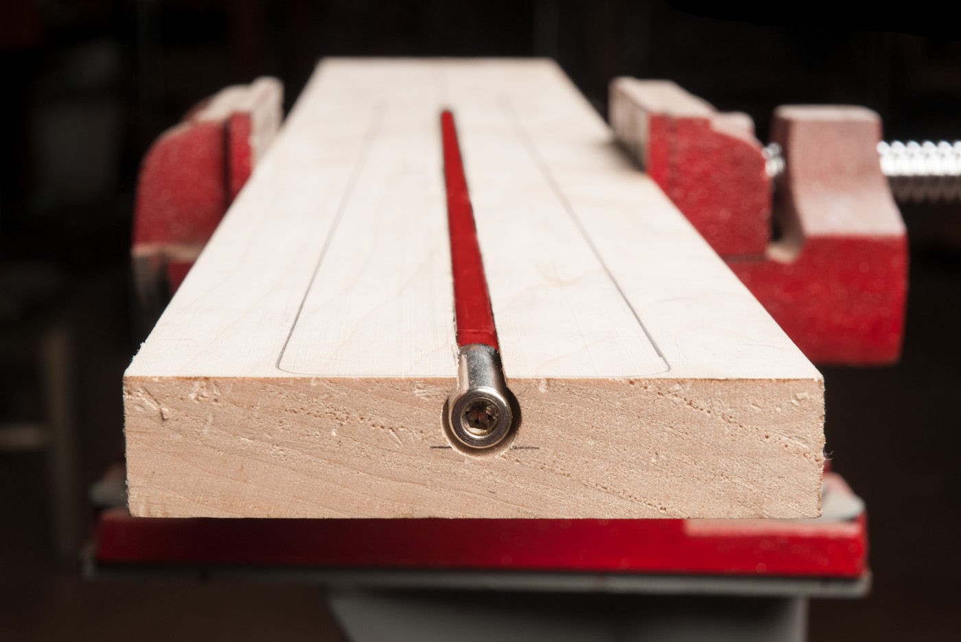 Hueco de mástil en tornillo de banco con alma instalada