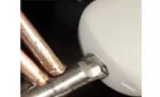 Primer plano de pistola de soldadura y torno de banco