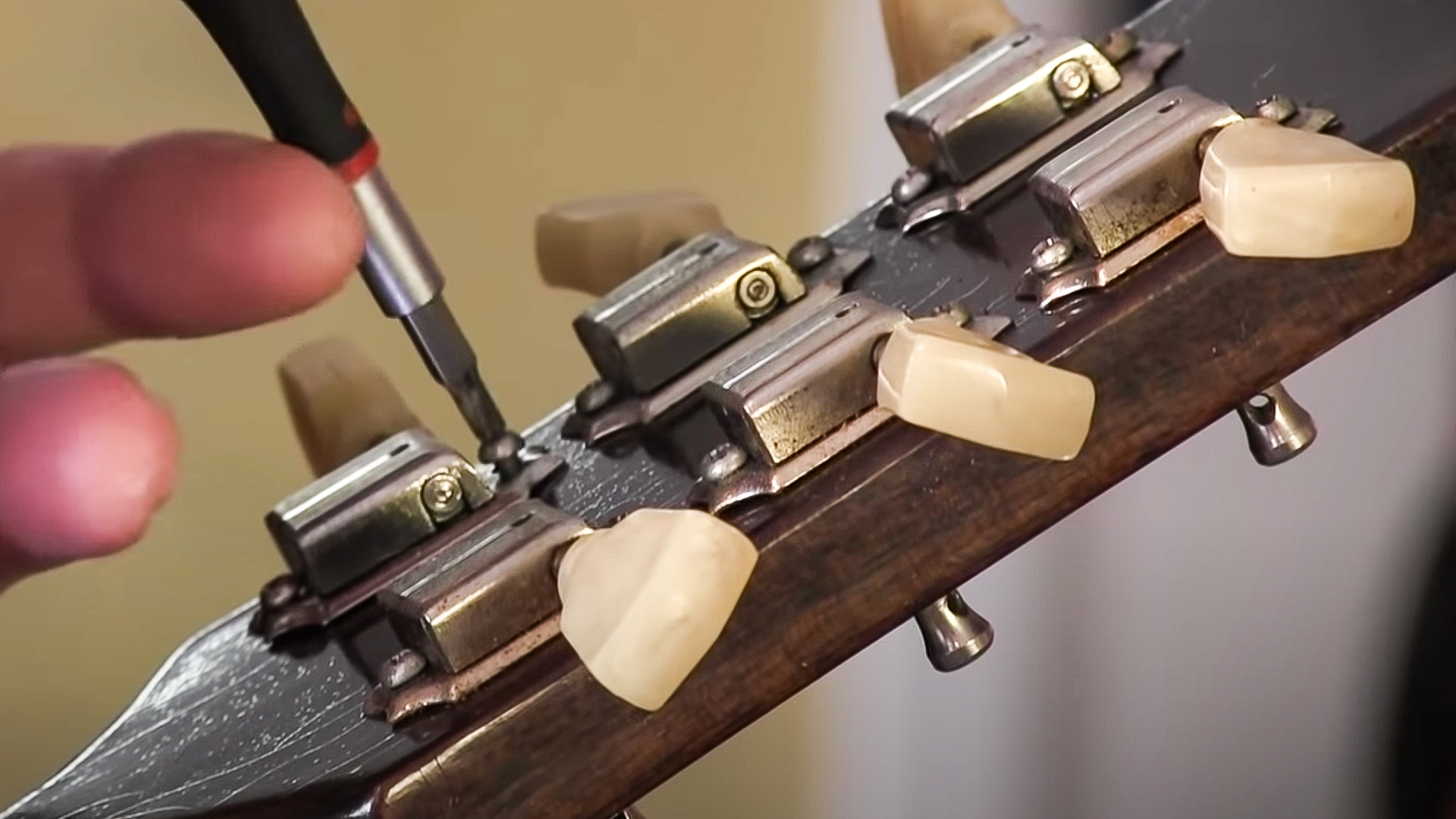 Cómo limpiar y lubricar la guitarra vieja sucia clavijeros